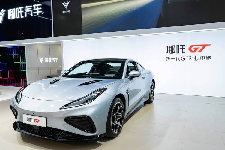 成都155哪吒汽车在智能汽车领域的表现，领途汽车在新能源汽车市场中的影响力